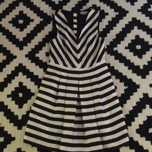 Banana Republic striped dress 6 black and white